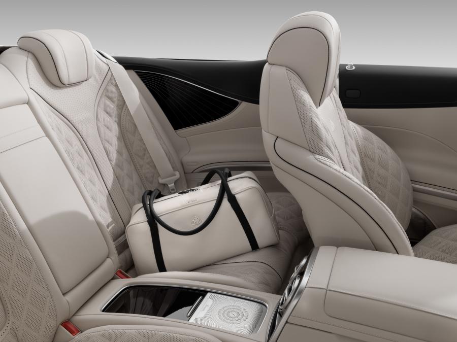 Интерьер Mercedes-Maybach S650 Cabriolet 2017 года  (фото 19 из 43)